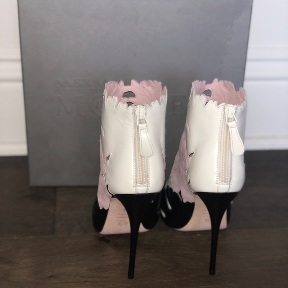 Alexander Mcqueen Kimono cutout leather bootie - Picture 2 of 4